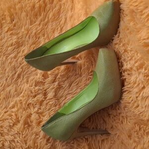 BCBG neon yellow heel